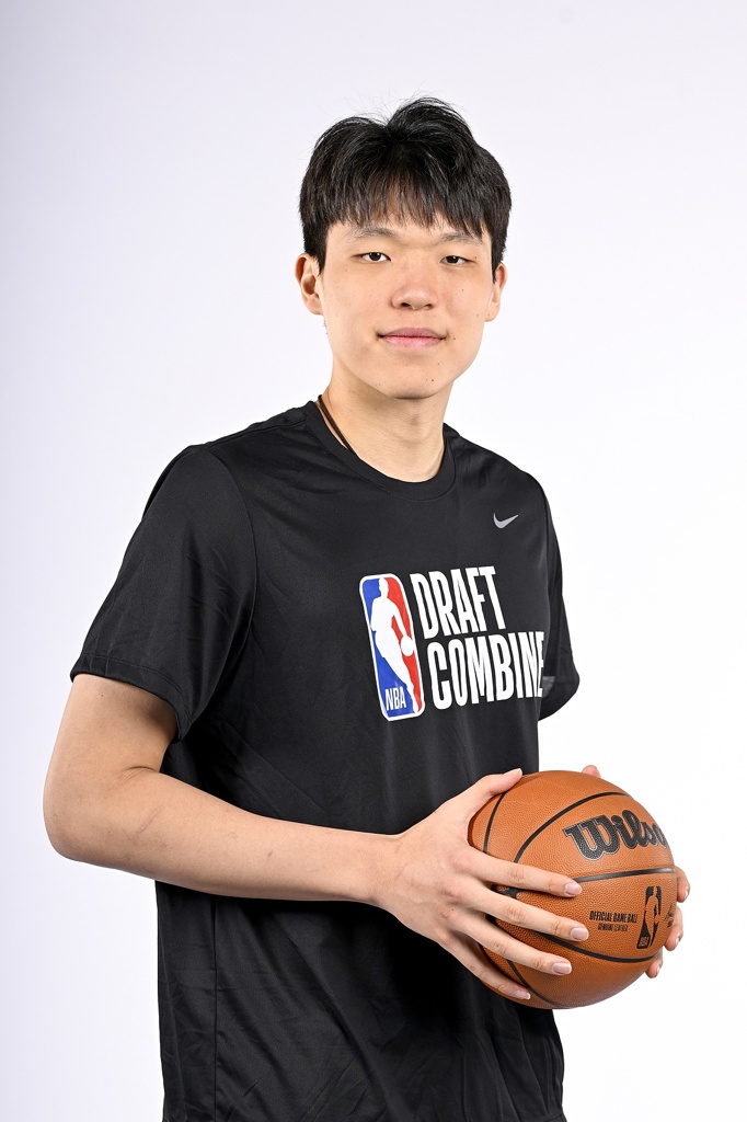 记者：大伙很多时候忽略了杨瀚森19岁的年纪 他的投篮&移动都不差